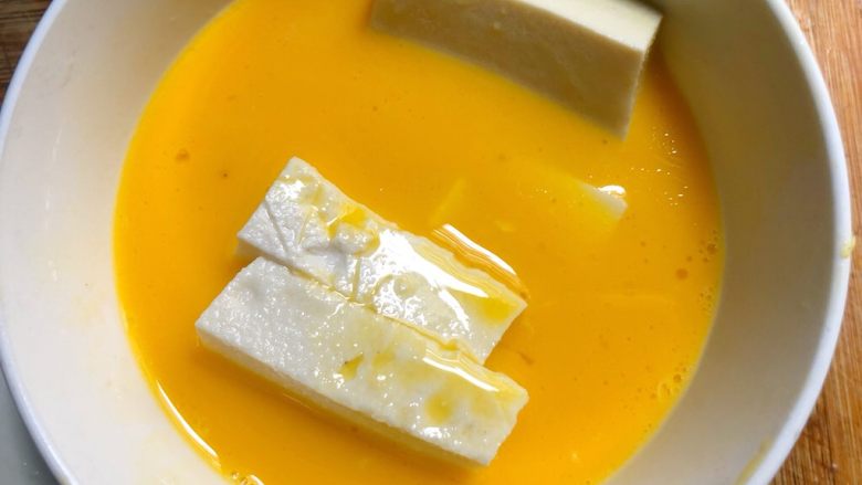 家常豆腐,放蛋液里转一圈，均匀的裹上蛋液