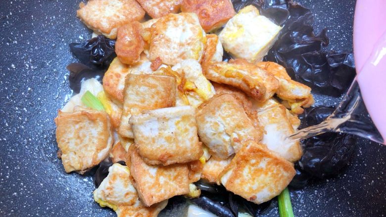 家常豆腐,倒入60g的水