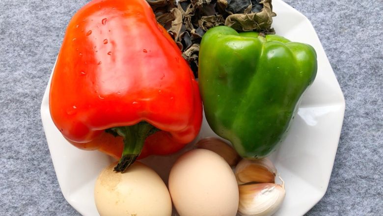 家常豆腐,请教1个，红椒1个，<a style='color:red;display:inline-block;' href='/shicai/ 9'>鸡蛋</a>2个，蒜10g，黑木耳15g