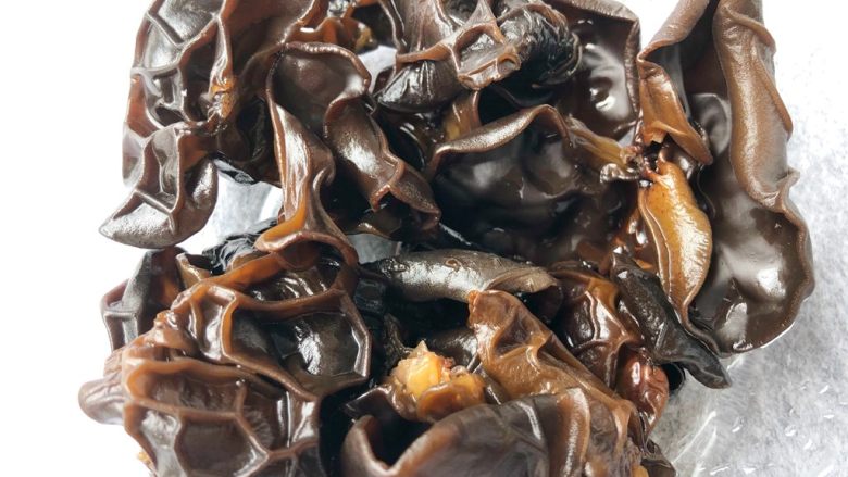 家常豆腐,黑木耳泡发好洗净沥水待用