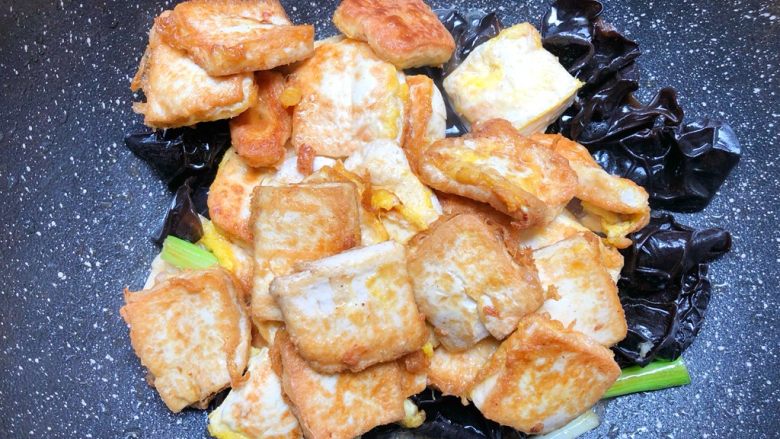 家常豆腐,倒入煎好的豆腐