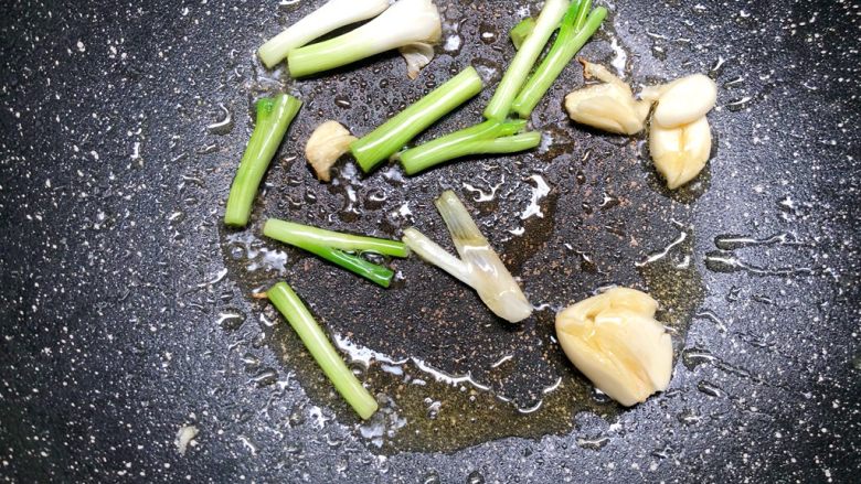 家常豆腐,再放入葱白和<a style='color:red;display:inline-block;' href='/shicai/ 2795'>蒜头</a>，煸炒出香味