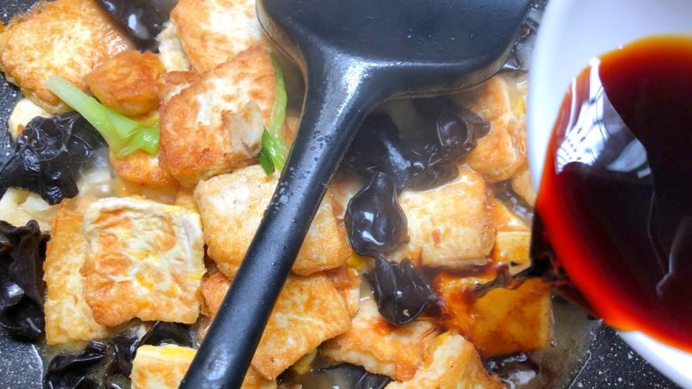 家常豆腐,放入25g<a style='color:red;display:inline-block;' href='/shicai/ 788'>生抽</a>