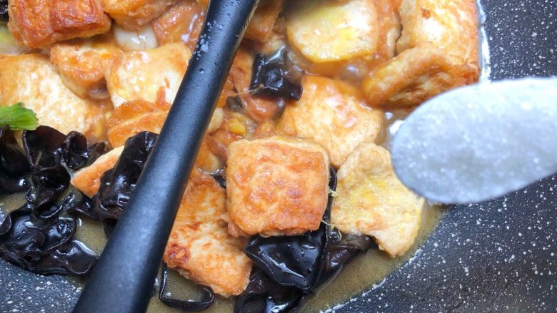 家常豆腐,炖好放入5g<a style='color:red;display:inline-block;' href='/shicai/ 10588'>糖</a>