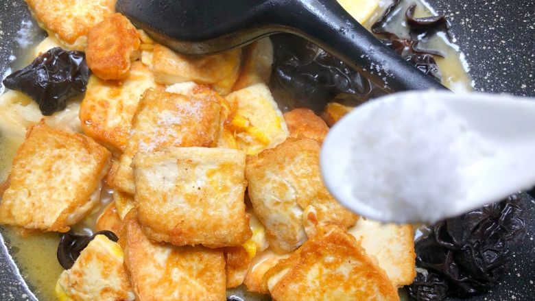 家常豆腐,放入1g盐