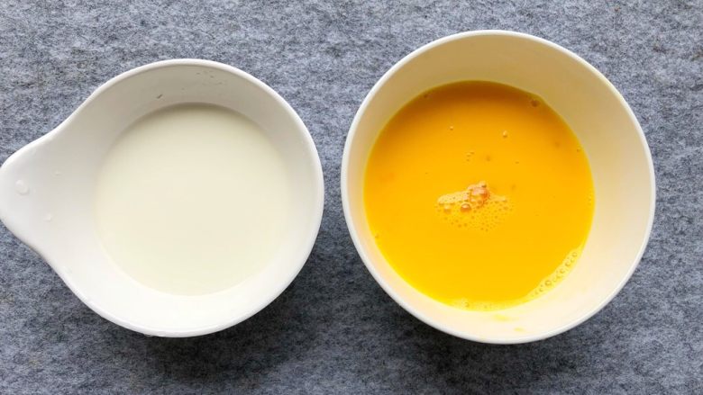 家常豆腐,鸡蛋打成蛋液，淀粉兑点水调成水淀粉