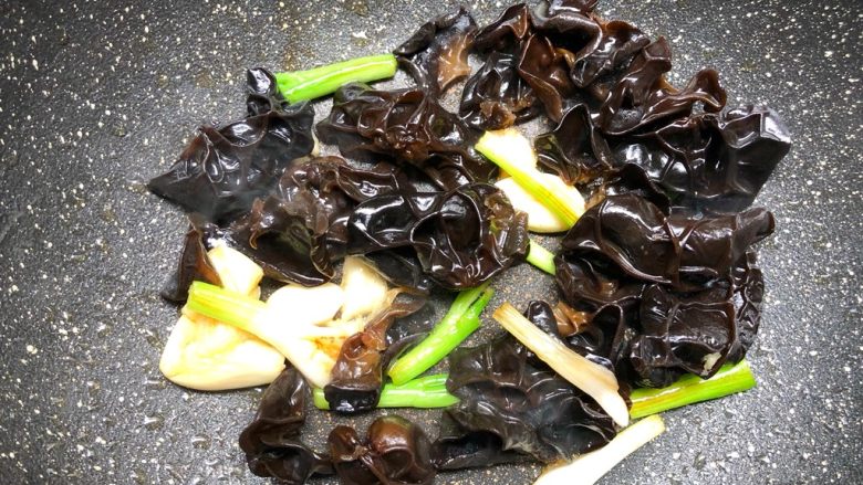 家常豆腐,放入黑木耳翻炒一下