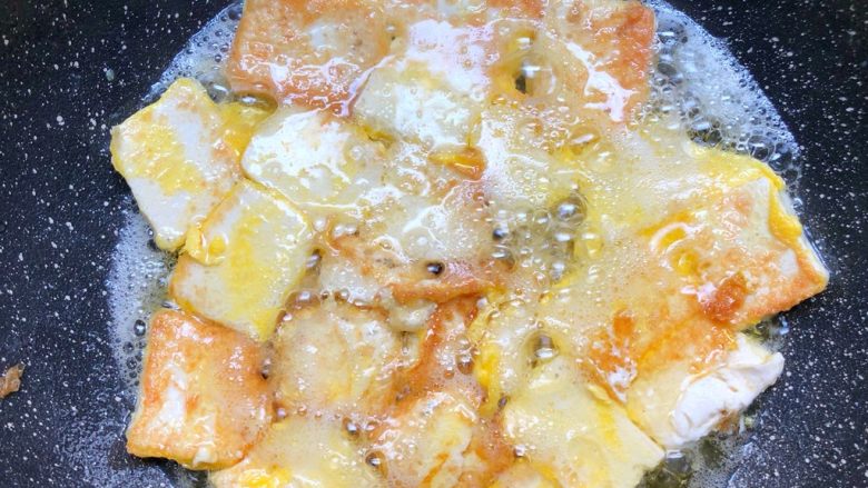 家常豆腐,煎好一面翻另一面继续煎，全部煎好盛入盘里待用