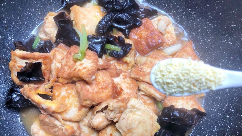 家常豆腐,放入8g<a style='color:red;display:inline-block;' href='/shicai/ 756'>鸡精</a>，