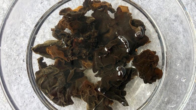 家常豆腐,黑木耳提前一个小时用温水泡发