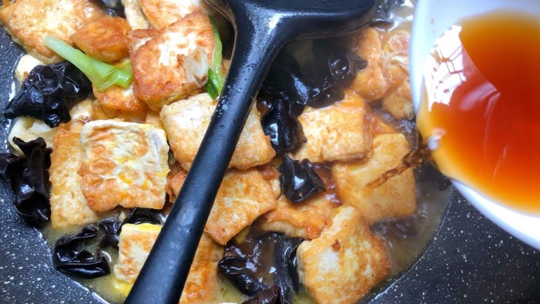 家常豆腐,放入10g<a style='color:red;display:inline-block;' href='/shicai/ 718'>料酒</a>，翻炒均匀，盖上盖子中火炖10分钟