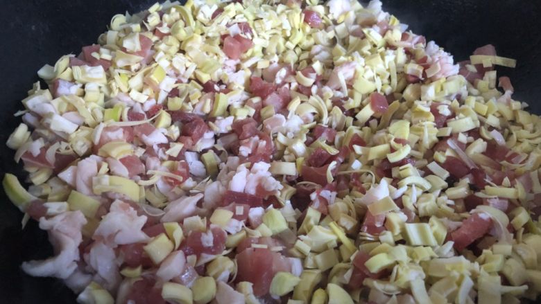 海鲜肉末生菜盏,下入肉丁笋丁,转大火翻炒。