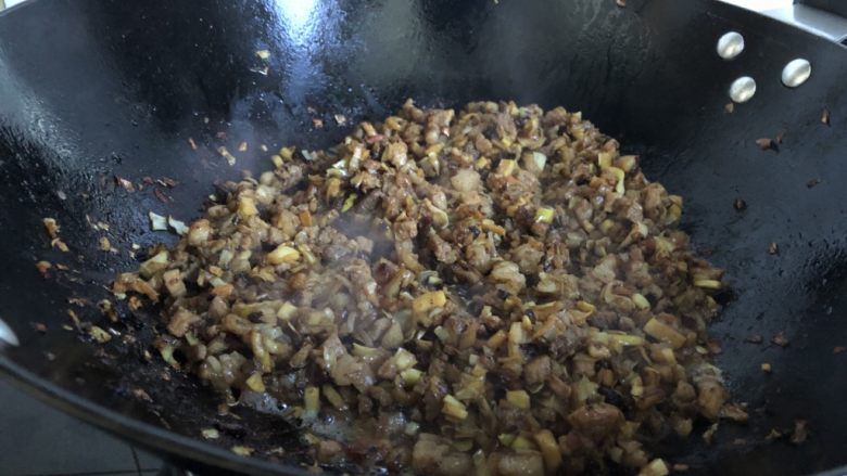 海鲜肉末生菜盏,炒干水分,所有食材体积减少一半,可以关火。
