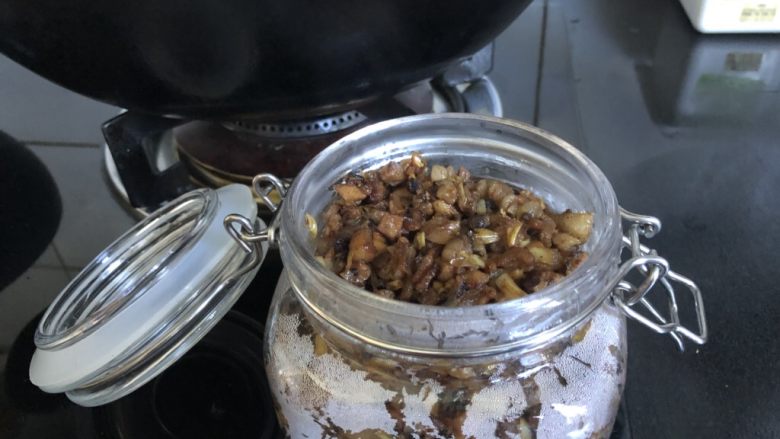 海鲜肉末生菜盏,多余肉末可装在广口瓶里,密封。放凉后放冰箱冷藏保存,一周内吃完。