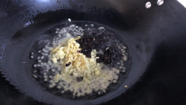 海鲜肉末生菜盏,先下姜末和豆豉,小火慢慢炒出香味。
