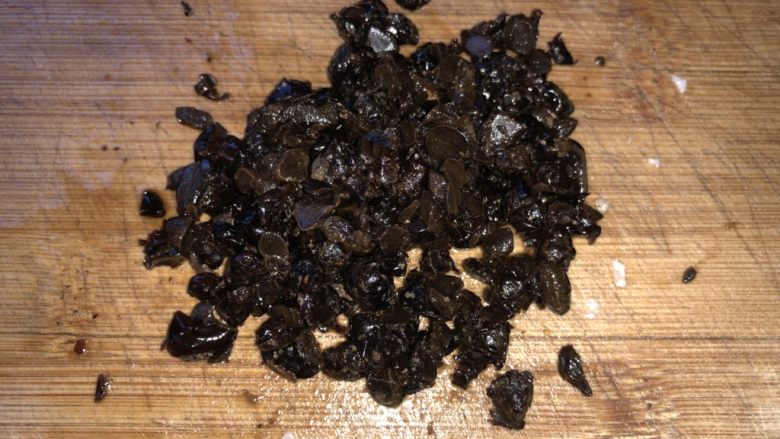 海鲜肉末生菜盏,豆豉冲洗一下,沥干剁细。