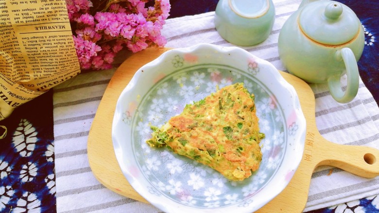 春季养肝，香椿芽鸡蛋饼,鸡蛋饼酥香，中间的香椿芽脆嫩