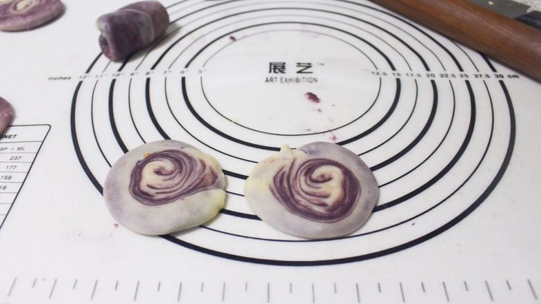 旋风紫薯油酥烧饼,然后把切好的小饼按扁,盖保鲜膜松弛10分钟