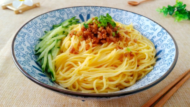 肉末黄瓜丝打卤玉米面条,把玉米面条放入碗里,加入黄瓜丝,炒好的肉末,撒上香菜即可