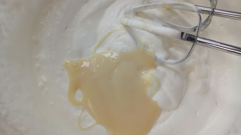 俄式提拉米苏,淡奶油打至7分发的时候放入炼乳,再打十几秒就可以了(奶油不要打的太硬)