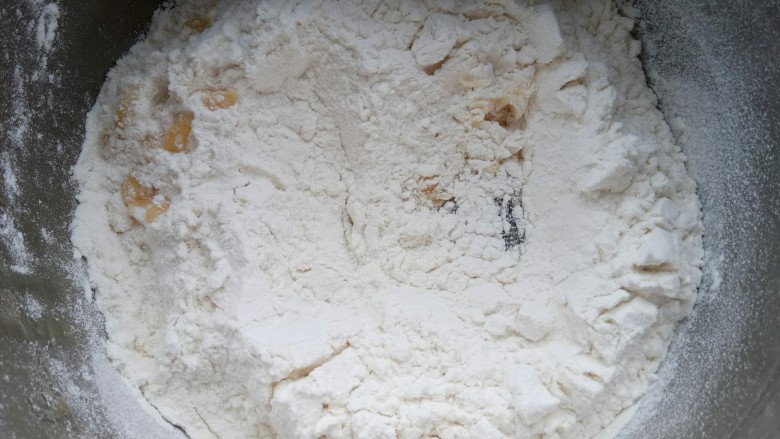 俄式提拉米苏,筛入面粉,用刮刀翻拌至无干粉。