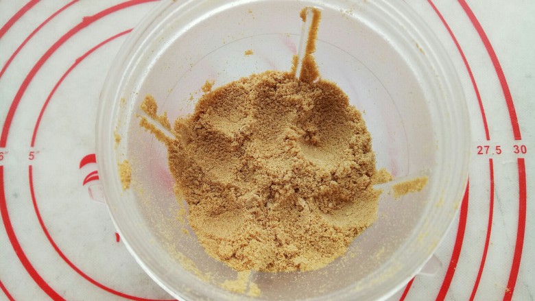 俄式提拉米苏,掰下来的多余饼皮放入料理机打成粉(没有料理机的可以放入塑料袋用擀面杖擀碎,尽量碎一些,吃起来口感更好)