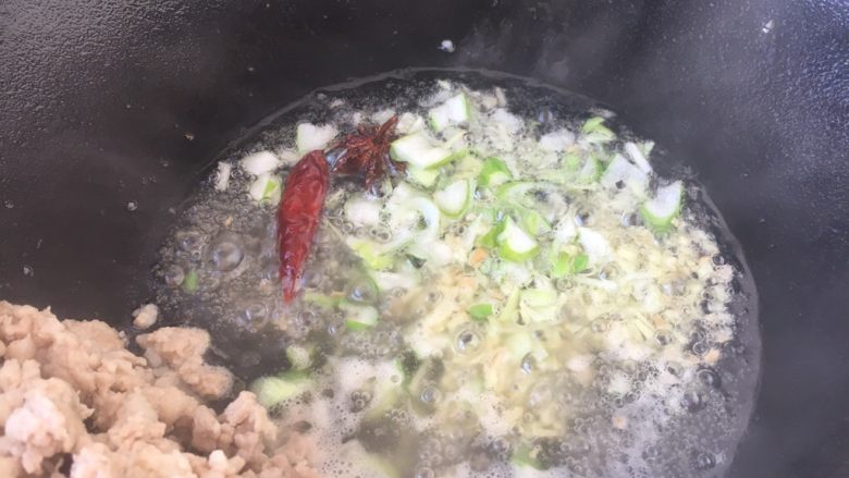 肉末黄豆烧水萝卜,留炒肉末的底油,放入<a style='color:red;display:inline-block;' href='/shicai/ 695'>八角</a>,辣椒,葱花,煸炒出香味。