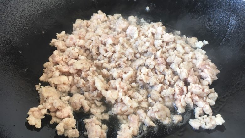 肉末黄豆烧水萝卜,热锅凉油,放入肉末,炒散,炒至变色。