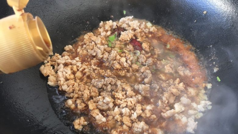 肉末黄豆烧水萝卜,放入2勺的<a style='color:red;display:inline-block;' href='/shicai/ 788'>生抽</a>,翻炒均匀。