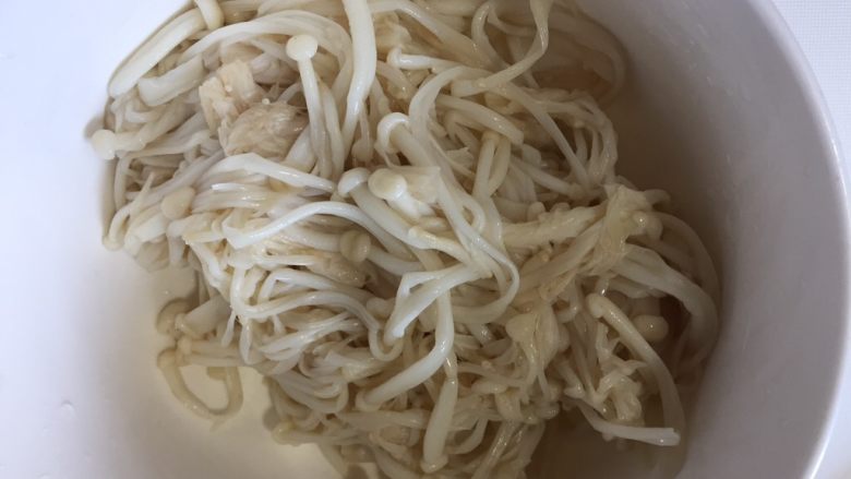 麻辣金针菇,金针菇捞出挤干水份,越干越好