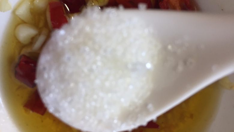 麻辣金针菇,加入适量的<a style='color:red;display:inline-block;' href='/shicai/ 10588'>糖</a>