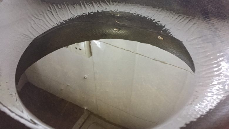 麻辣金针菇,锅里放油