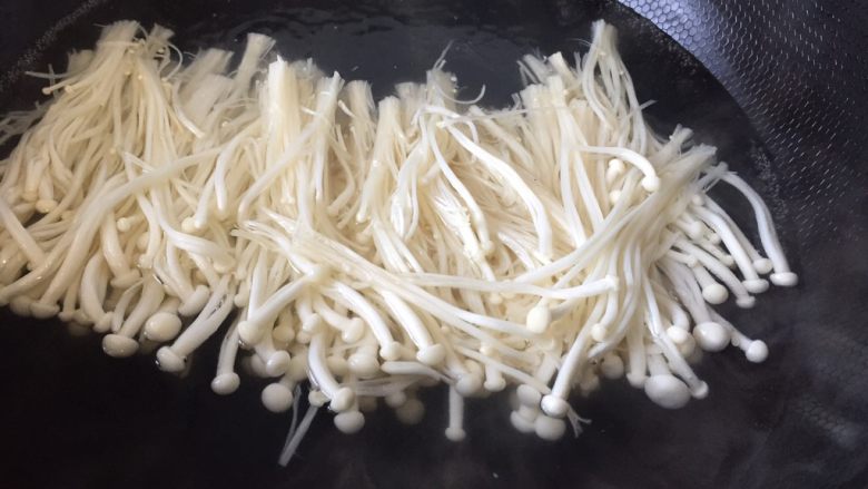 麻辣金针菇,锅里水烧开,放入金针菇焯水1分钟