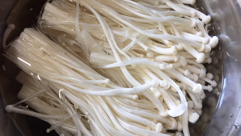 麻辣金针菇,在水里浸泡10分钟并清洗干净