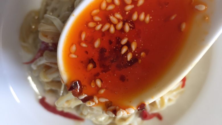 麻辣金针菇,加入3小勺<a style='color:red;display:inline-block;' href='/shicai/ 852'>辣椒油</a>,喜欢辣的可以多加一些