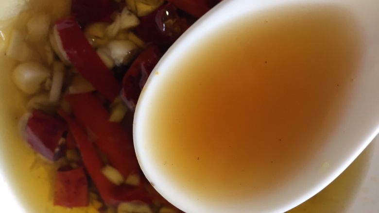 麻辣金针菇,加入一勺<a style='color:red;display:inline-block;' href='/shicai/ 847'>香油</a>搅拌均匀