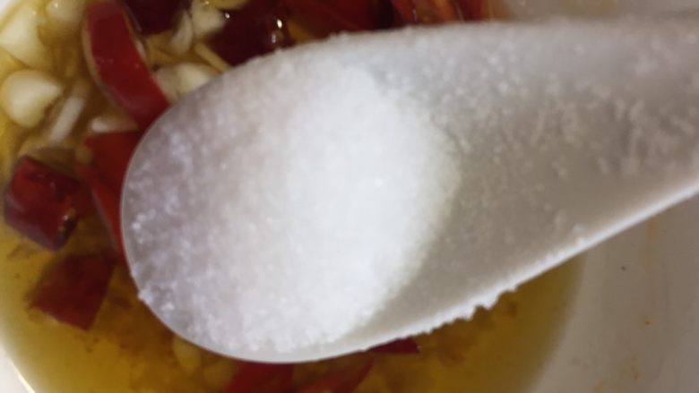 麻辣金针菇,加入适量的盐