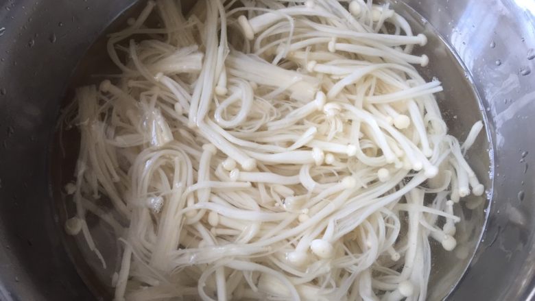 麻辣金针菇,金针菇捞出立即放入冰水中浸泡