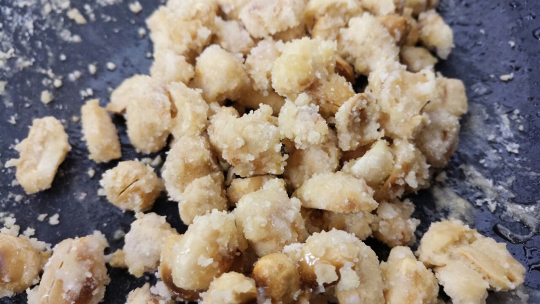 糖霜花生米,然后不断的炒,炒出糖霜就可以了