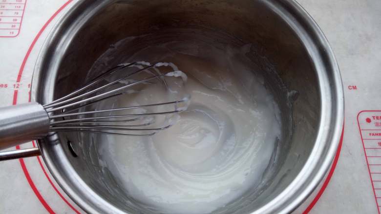 千层汉堡,首先把汤种材料放入小奶锅里搅拌均匀，开最小火加热，这期间用手动打蛋器不停地快速搅拌，出现纹路关火。 
