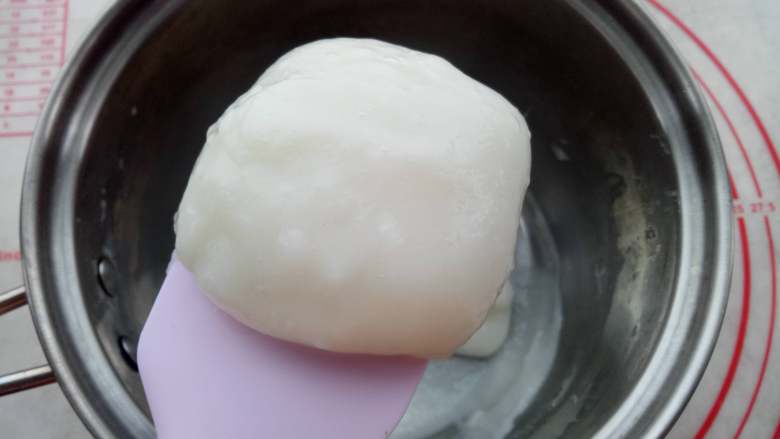 千层汉堡,把做好的汤种晾凉(也可以提前一天准备好，放冰箱冷藏保存) 。
