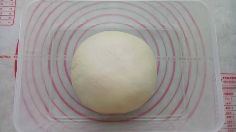 千层汉堡,把揉好的面团放入保鲜盒里进行一发(温度不要超过28度) 。
