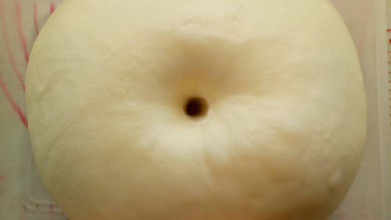 千层汉堡,大概50分钟左右，用手指粘面粉在面团中间戳个洞，不回缩，不塌陷就是发好了 。
