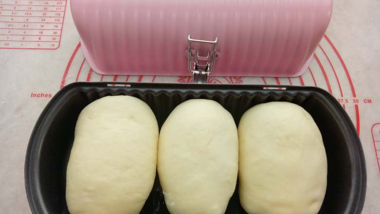 千层汉堡,都卷好之后放入阳晨450克圆形吐司模具里，盖上盖子。 
