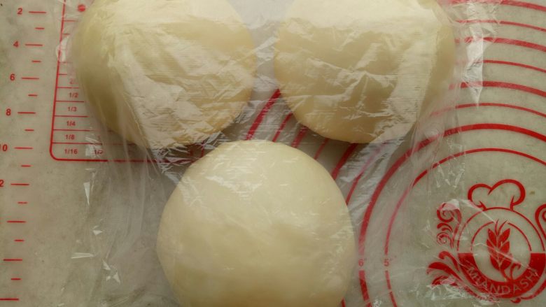 千层汉堡,把面团平均分成3份，分好后盖保鲜膜松弛20分钟。 
