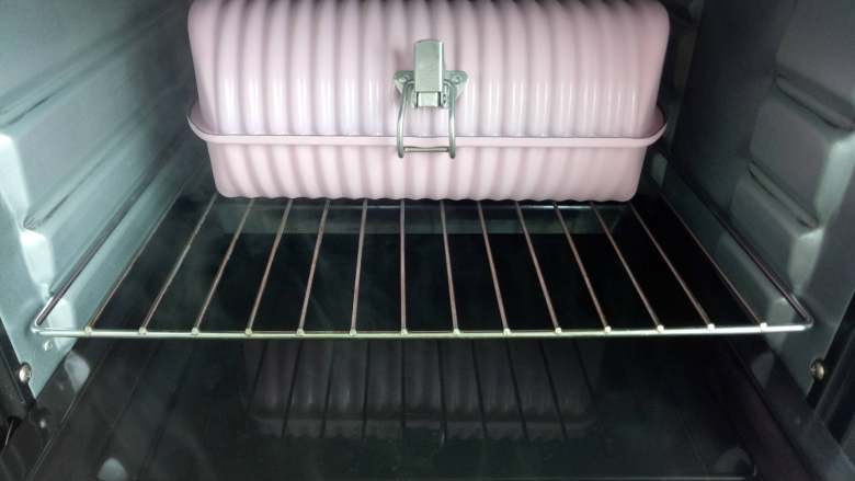 千层汉堡,放入烤箱进行二发，如果没有发酵箱可以在烤箱里放一盘温<a style='color:red;display:inline-block;' href='/shicai/ 156925'>水</a>帮助发酵，但是二发温度不要超过38度。 
