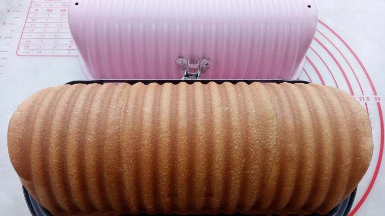 千层汉堡,烤箱180度预热，二发完成后放入预热好的烤箱里180度中下层烤35分钟。  
