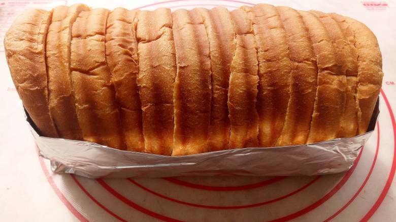 千层汉堡,将吐司切片用锡纸包好。 