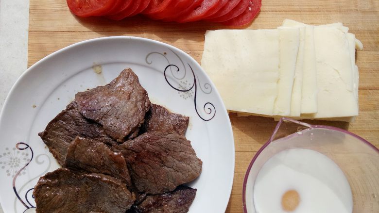 千层汉堡,准备好材料，<a style='color:red;display:inline-block;' href='/shicai/ 3551'>西红柿</a>切片，布列塔尼切片，牛肉用<a style='color:red;display:inline-block;' href='/shicai/ 57360'>大喜大烤肉酱</a>腌好后上锅煎熟，<a style='color:red;display:inline-block;' href='/shicai/ 219'><a style='color:red;display:inline-block;' href='/shicai/ 219'>牛奶</a></a>倒入量杯里加入1克盐再把<a style='color:red;display:inline-block;' href='/shicai/ 9'>鸡蛋</a>打里。 
