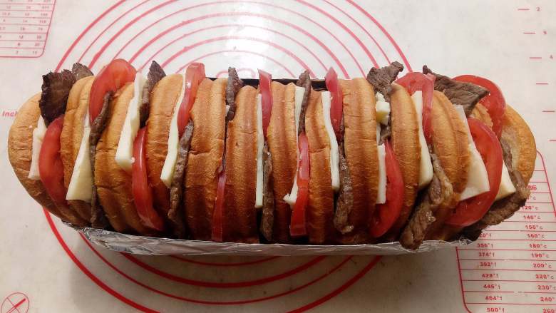 千层汉堡,把每片面包之间夹上牛肉，西红柿，布列塔尼。 
